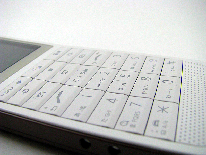 ボタン部は若干段差があり、押し間違いに配慮されている