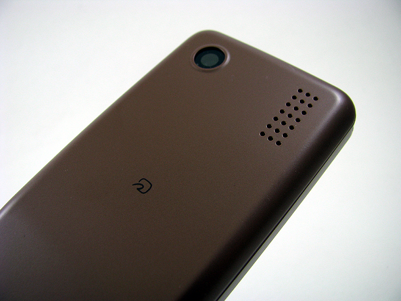 背面部、カメラ機能とおサイフケータイ、スピーカー