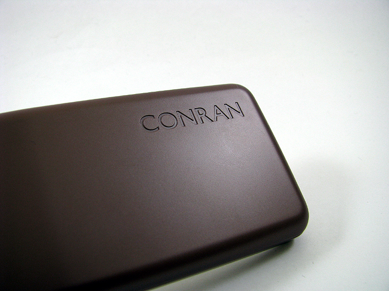 背面部には「CONRAN」のロゴがあしらわれている
