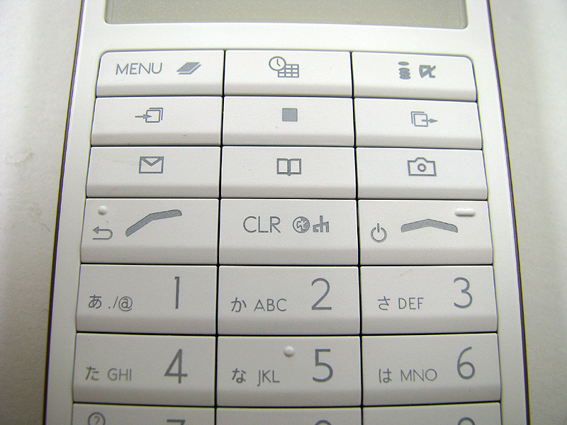 発話・終話キーは少し折れ曲がったデザインの「L-04B」を思わせる