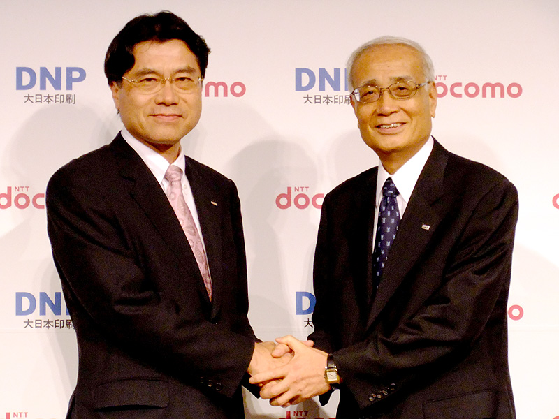 ドコモの辻村氏（左）とDNPの高波氏