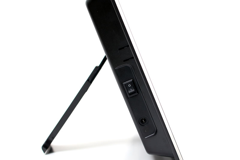 本体左側面には電源スイッチと電源端子がある。また本体前面下にリモコン受光部、本体背面にはスピーカーが内蔵されている