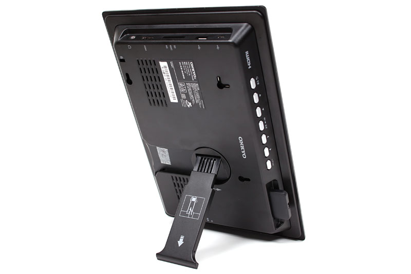 脚を回転させれば縦置きにも対応する。内蔵の加速度センサにより、本体が縦の場合、写真表示向きもこれに合わせて自動回転する。