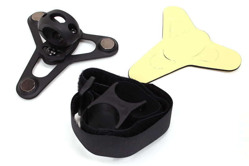 カメラの取り付け具もいくつか付属する。ヘルメット、帽子、クルマなどの金属ボディ、ロールバーなどのパイプ類にならすぐ取り付けられるだろう