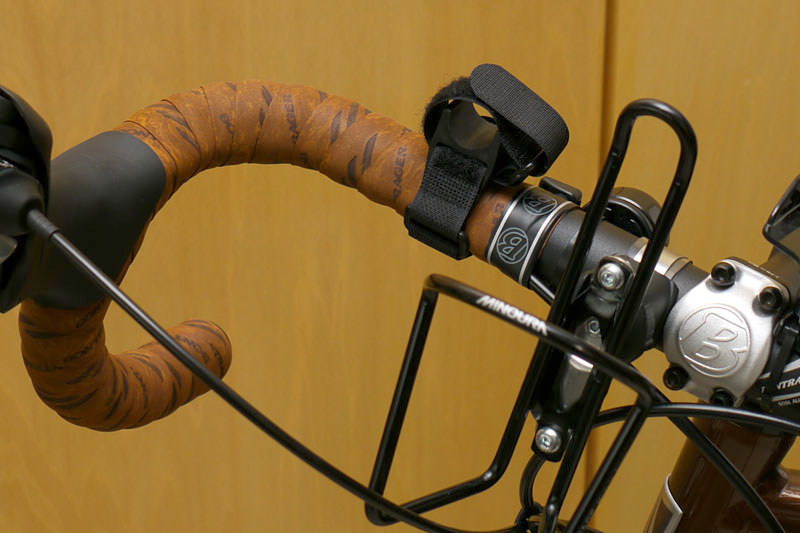 こんなふうに自転車のハンドルなどパイプ部に固定する