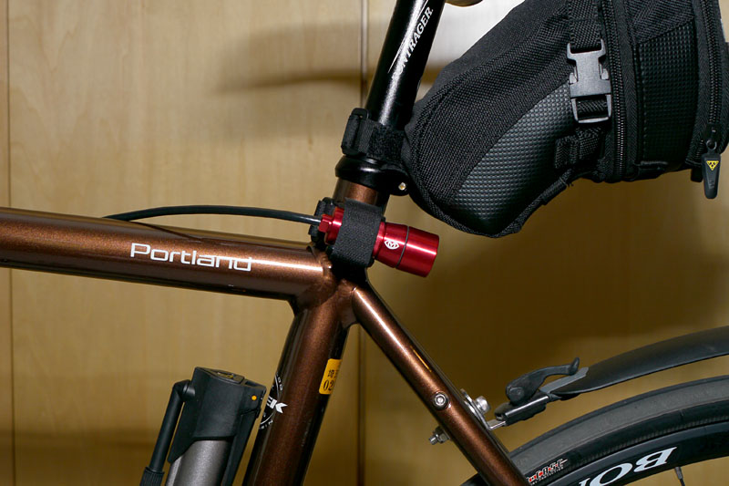 シートチューブに取り付けた様子。走りながら後方を撮れるが、カメラ部がやや下向きになった