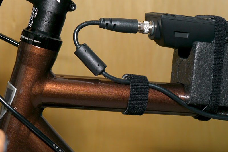カメラ部とレコーダー部をつなぐケーブルは、自転車のフレームに面ファスナーベルトで固定した