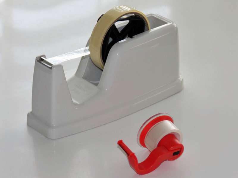 手前がMAGIC tapedispenser。吸着パワーで本体は極めて小さい