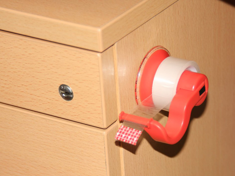 筆者の机側面には普通に吸い付いたが、弱いようなら「吸盤補助板」の出番だ