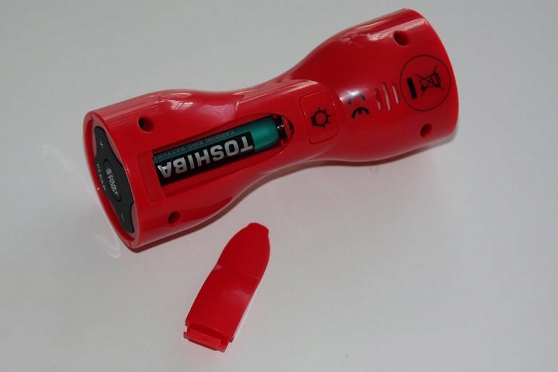 標準で単4乾電池が絶縁された状態で入っている