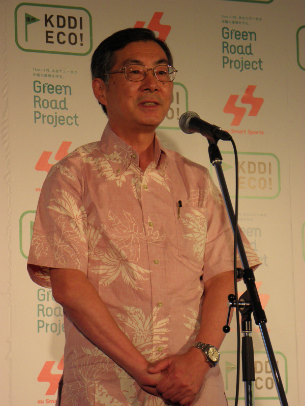 冒頭で挨拶するKDDI 代表取締役兼会長 小野寺正氏