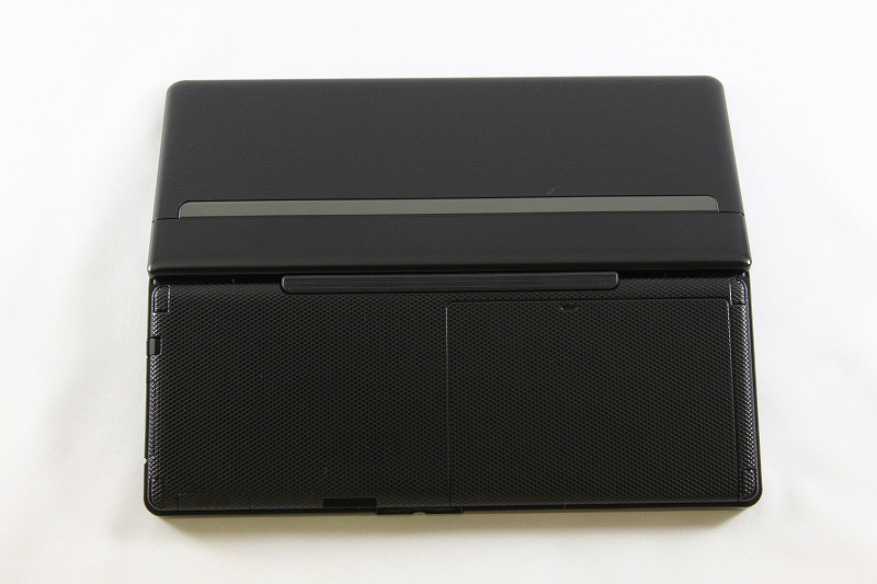 完全に開いた状態の裏面