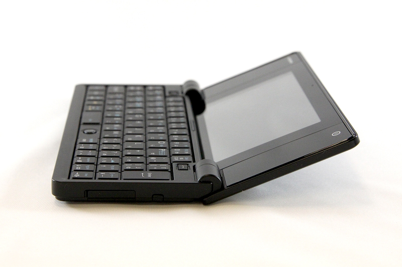 完全に開いた状態の右側面