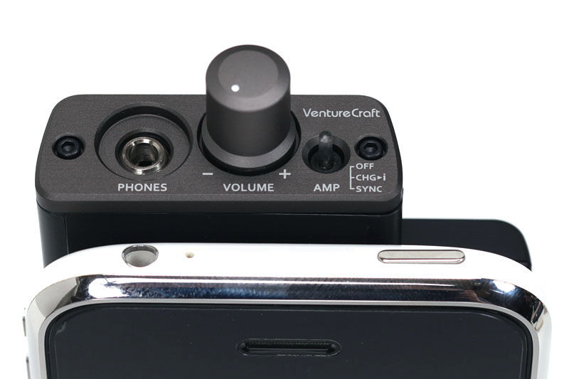 ヘッドホンアンプ操作部を正面から見たところ。左からヘッドホンジャック、ボリュームツマミ、電源/動作モードスイッチ