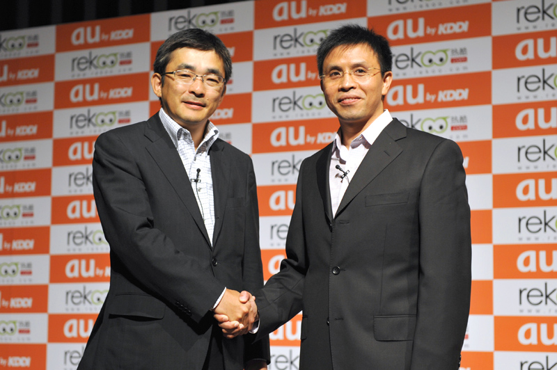 KDDIの高橋氏（左）とRekooのリュー氏（右）