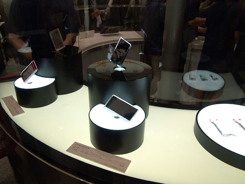 富士通グループでプロダクトデザインなどを専門に行う富士通デザインによる将来の携帯電話のイメージ。タイトルは「Fluid」で、流れる水のように状況にあわせて携帯電話が自律的にたたずまいを変えていくというテーマ