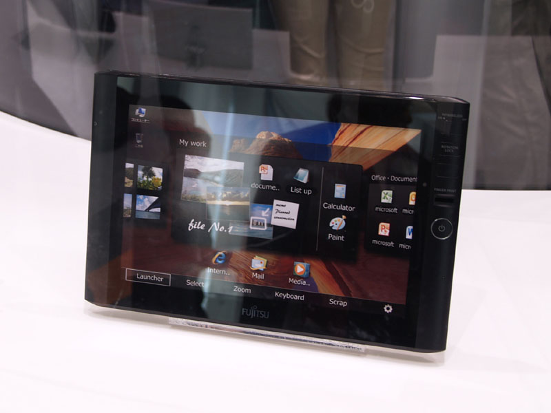 富士通が考えるタブレット型端末のモックアップも展示された。OSはWindowsを想定しているといい、携帯電話からのアプローチではなく、タブレットPCの延長線上にある製品としている