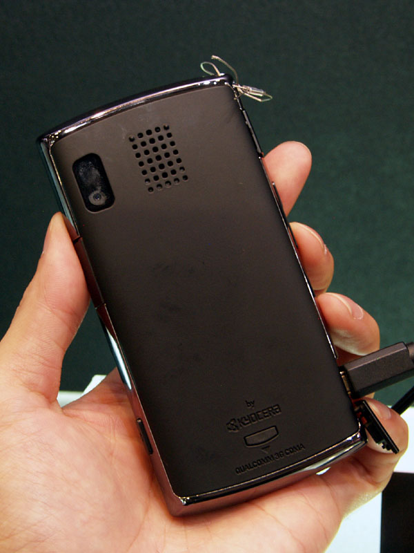 3.5インチワイドVGA液晶、320万画素カメラ搭載したAndroid 1.6端末