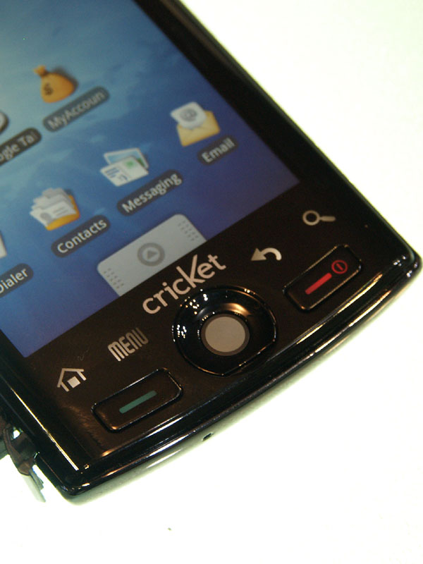 画面下に搭載したトラックボールが特徴