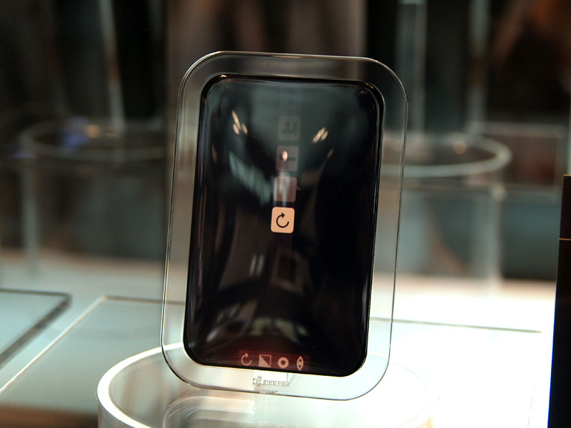 コンセプトモデル「UFO」。ベゼル部分が透明なタッチパネル液晶ディスプレイになっており、ナビゲーション操作などに利用するという想定