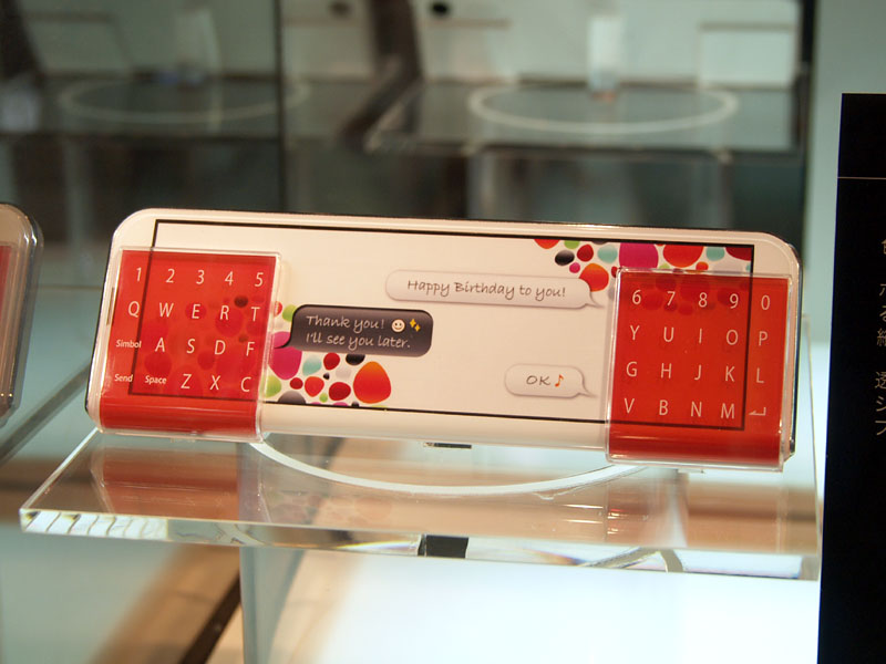 「COLORD LAYER」。分割・スライド式の透明フルキーボードというアイデア