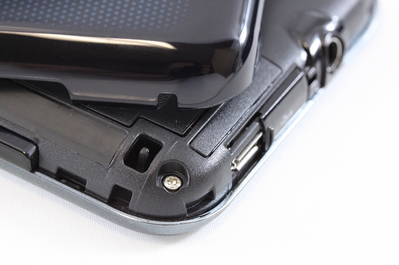 ストラップ穴(リアカバーを外して取り付ける)