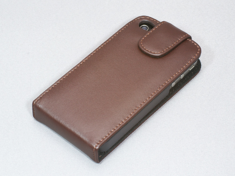 1枚の革でiPhoneを挟み込むような形になっている。外周を囲むステッチのピッチは少々広めだ