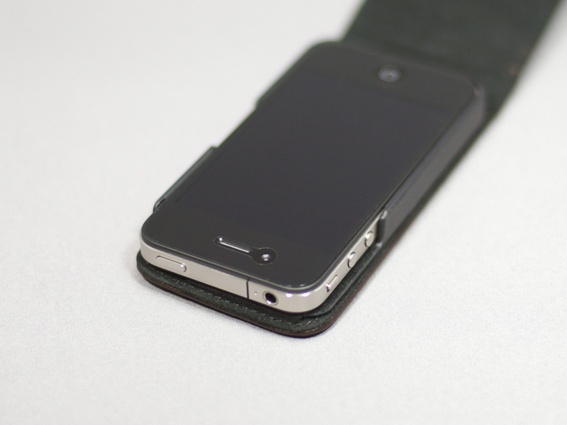 上部にはハウジングの縁が無いので、ボリュームボタン、マナースイッチ、ヘッドホン端子、スリープボタンへのアクセスは極めて良好