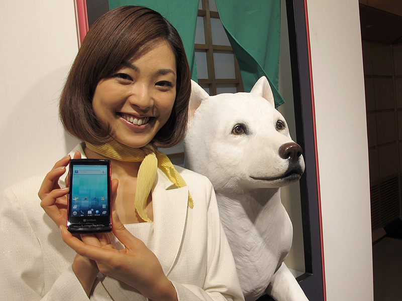 裸眼3D対応のシャープ製スマートフォンを手に。3Dを意識して飛び出す“お父さん”