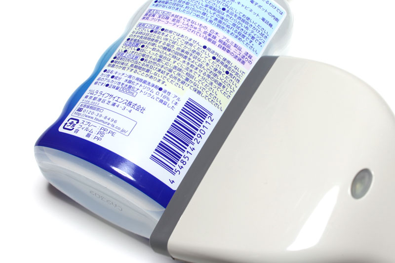 手元にあった掃除用スプレーのJANコード（EANコード）をスキャンしてみる。パソコン側のカーソルはGoogleホームの検索語入力ボックスにセットしておく