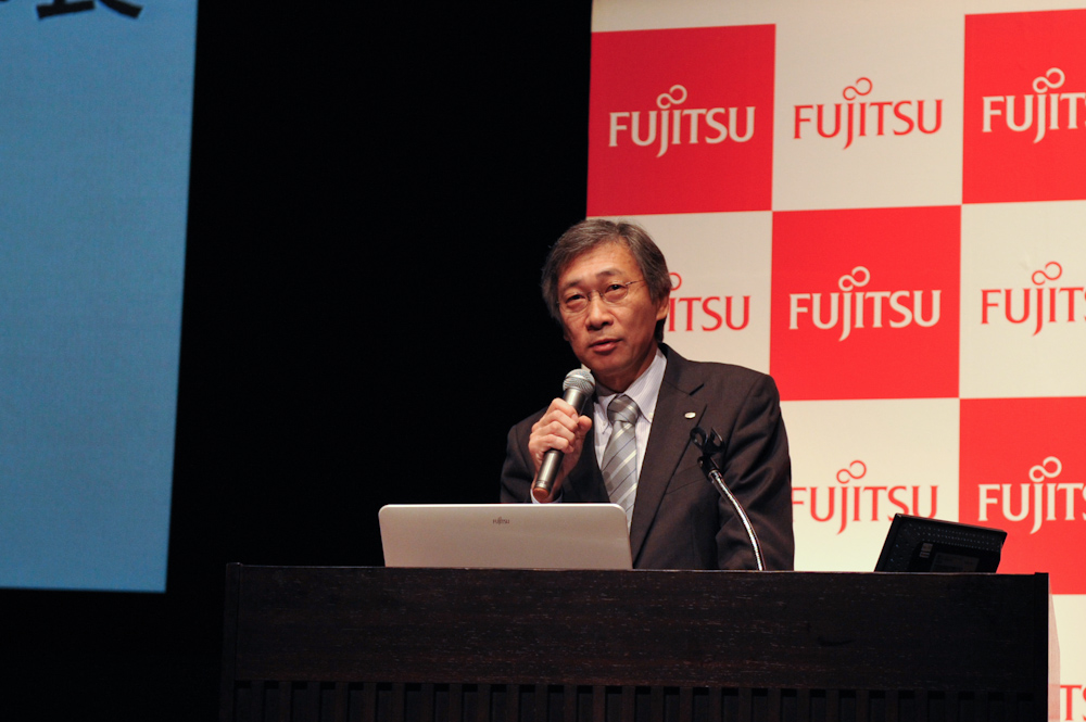 富士通 モバイルフォン事業本部長の坂田稔氏