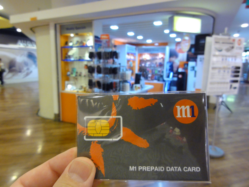 m1は通常のSIMカードサイズになっており、さらにmicroSIMとして切り取れるようなっている