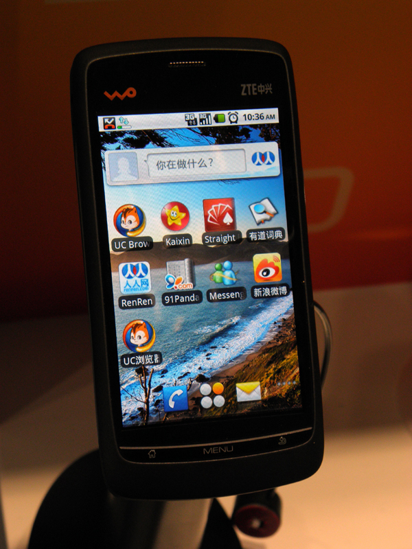 スリムなスマートフォンの「V880」。独自UIも搭載