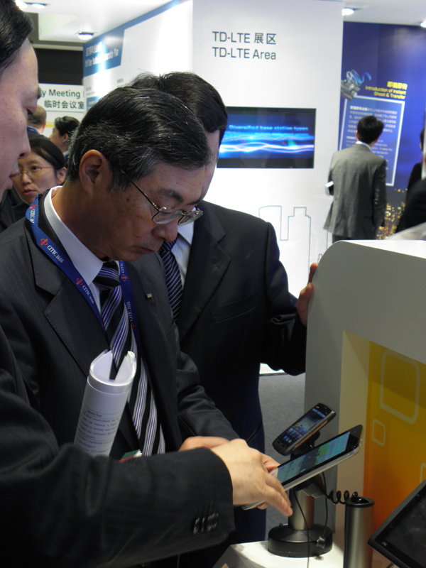 タブレットの説明を受ける小野寺氏