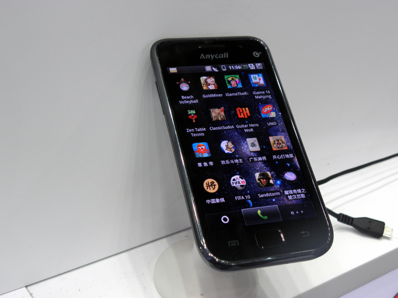 サムスンの「GALAXY S」がベースと思われるOPhone端末。OSはAndroidを独自にカスタマイズしたもの