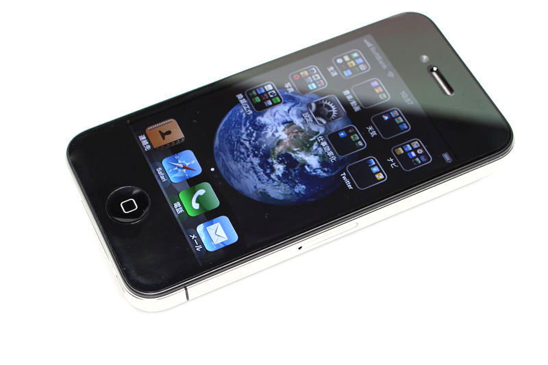 おなじみiPhone 4（32GB）。2010年の8月21日に購入後、使用頻度が右肩上がりのスマートフォンである。かなり気に入って使用中