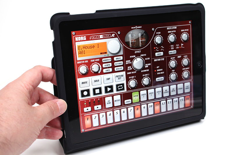 逆向きにすると急な角度で立てることもできる。一応立つものの、ちょっと不安定なので、片手を添える必要がありますな。ともあれ剥き身のiPadよりずっと快適に使えるようになる