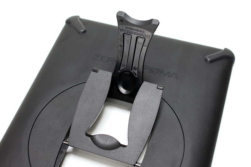 背面にはiPadを立てるための脚が収納されている。脚の先は滑りにくい素材。ケース四隅にも滑りにくい脚がある