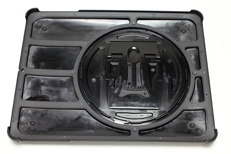 ケース内側。iPad背面に傷などが付かないような構造になっている。iPadとの接触する部分はやや弾力性のある素材