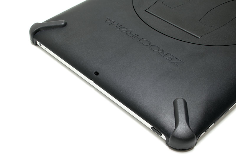 ストラップホールっぽい穴も。なんのための穴かは不明