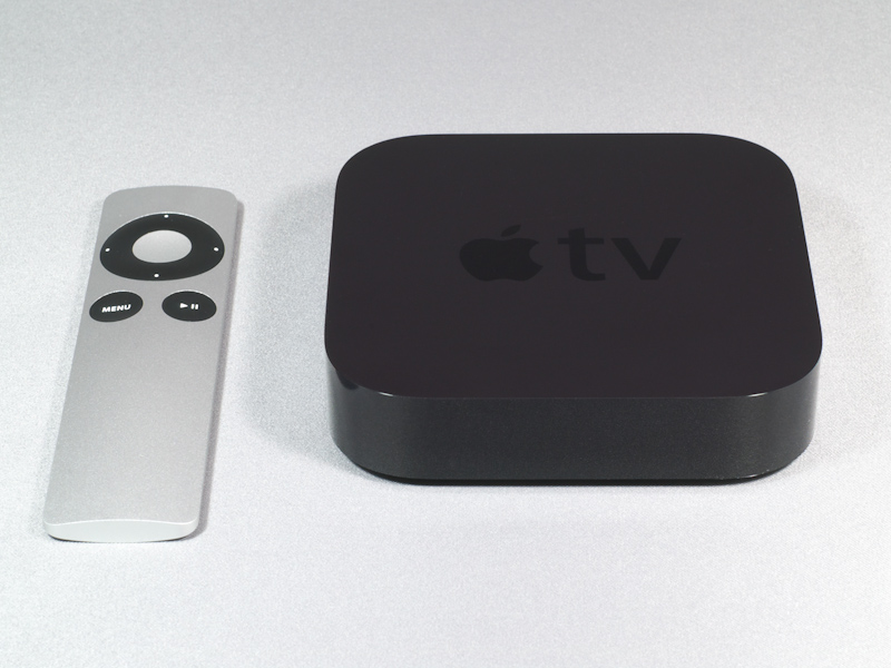 一辺約100mm、高さ20mm強の極めて小さな本体と、アルミ製でスタイリッシュなリモコン。本体は黒色の樹脂製だがエッジが効いたデザインでチープさは感じられない