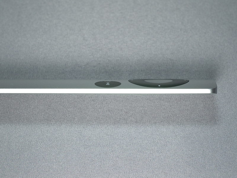 リモコンは極めて薄くエッジ部分は1.5mmほど、中央部でも5mmほどしかないが、ボタンのクリック感はしっかりしている