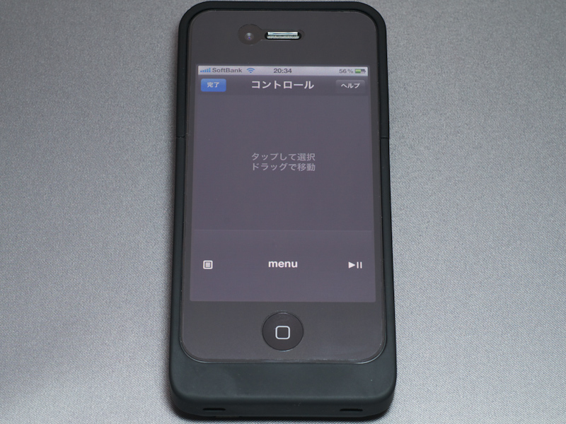 iPhone用アプリ「REMOTE」のApple TV操作画面。上の部分がトラックパッドになっておりタップで決定もできる。menuボタンと再生/一時停止ボタンは下部にある。一番左のボタンはオプションボタン