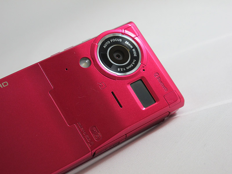 バッテリー側ボディに約1320万画素カメラ、おサイフケータイなどがある