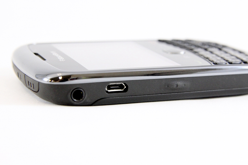 イヤホンジャック、micro USBポート