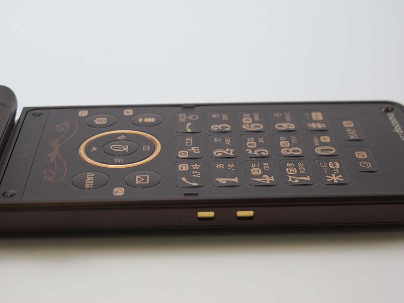 方向キーの周囲に金色の縁取りがある