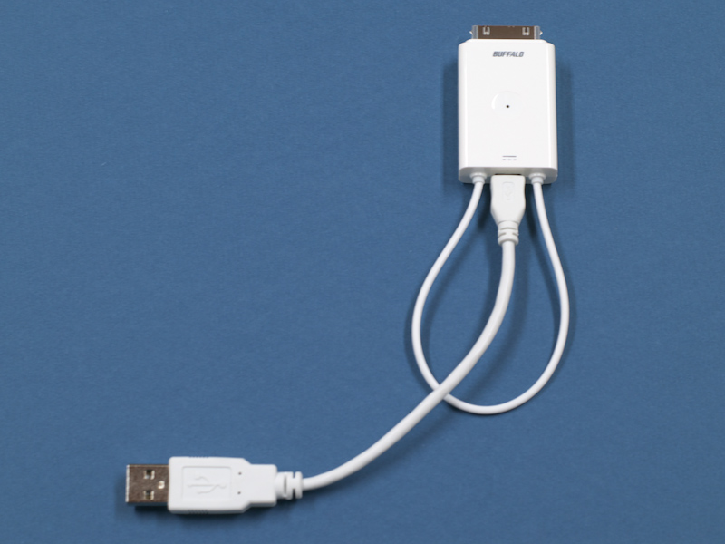 本体の充電は付属のUSBケーブルで行う。