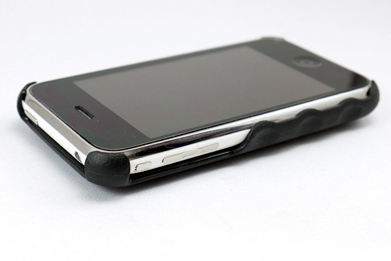 iPhone 3G/3GS用を装着したところ。ボタン操作に影響なし