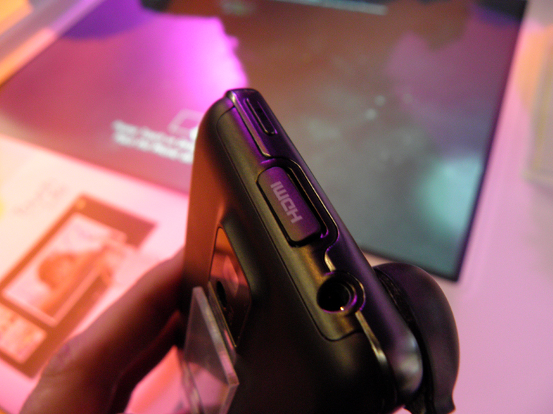 端末の上部にはHDMI端子を備える