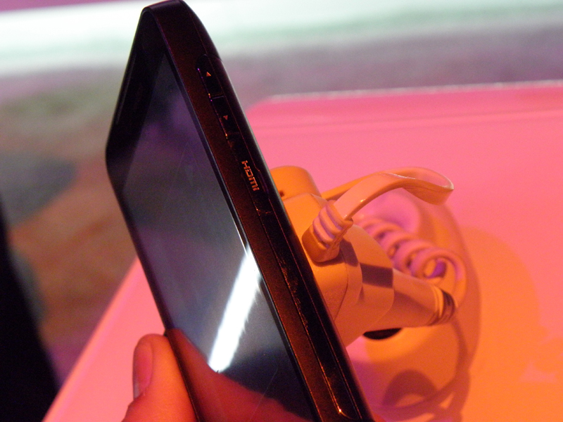 側面にはHDMI端子を備える